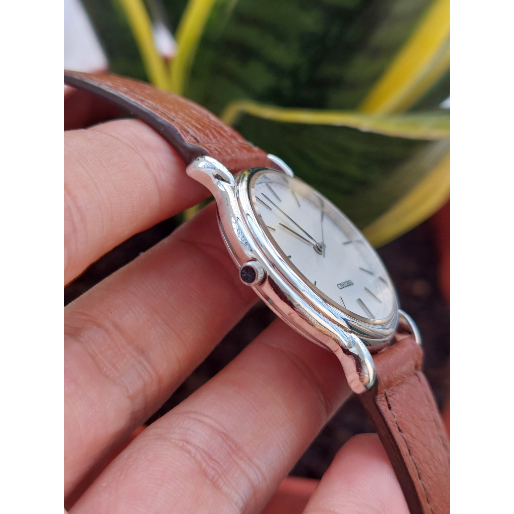 Đồng hồ nữ Seiko mặt cát trắng kính saphia chạy pin hàng Si