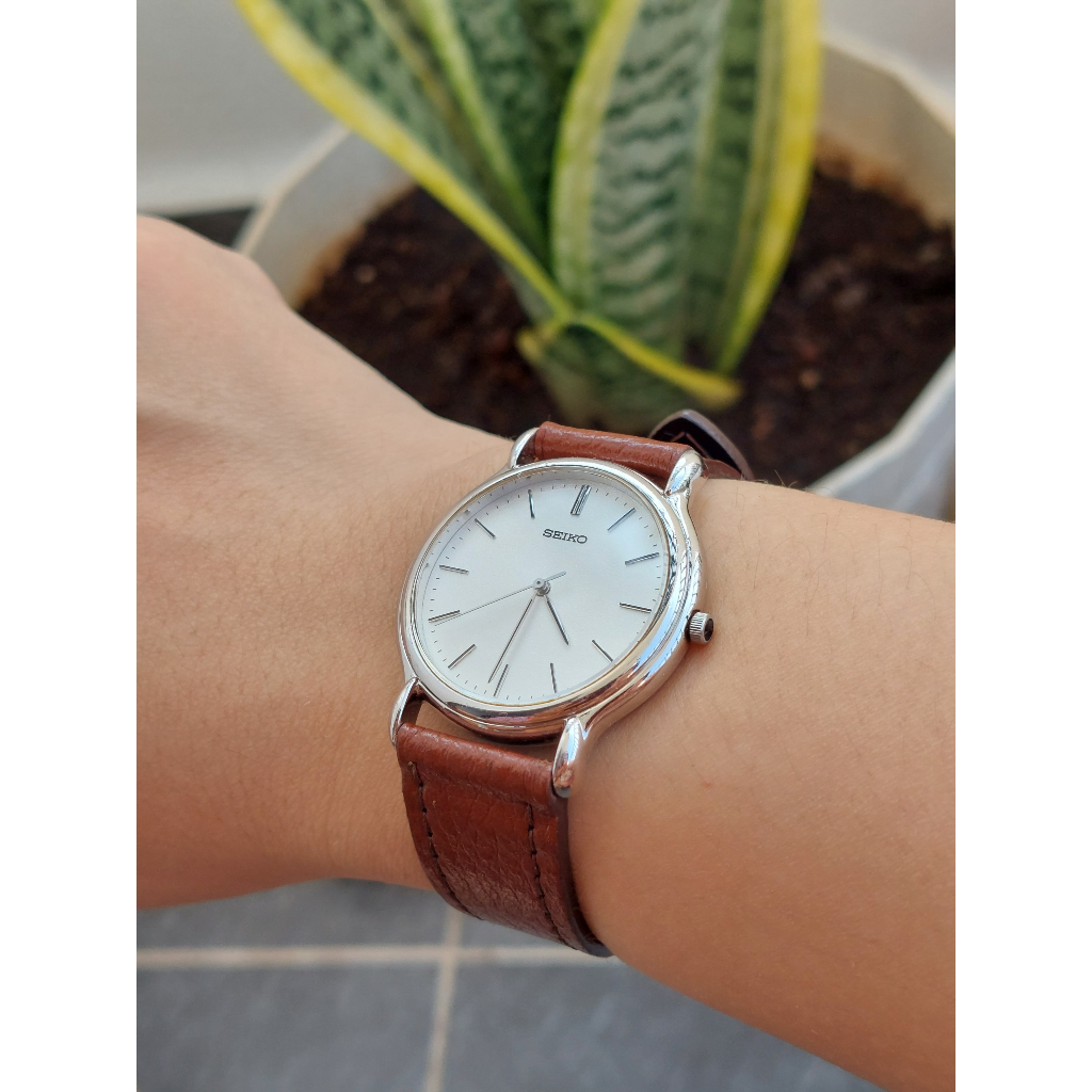 Đồng hồ nữ Seiko mặt cát trắng kính saphia chạy pin hàng Si