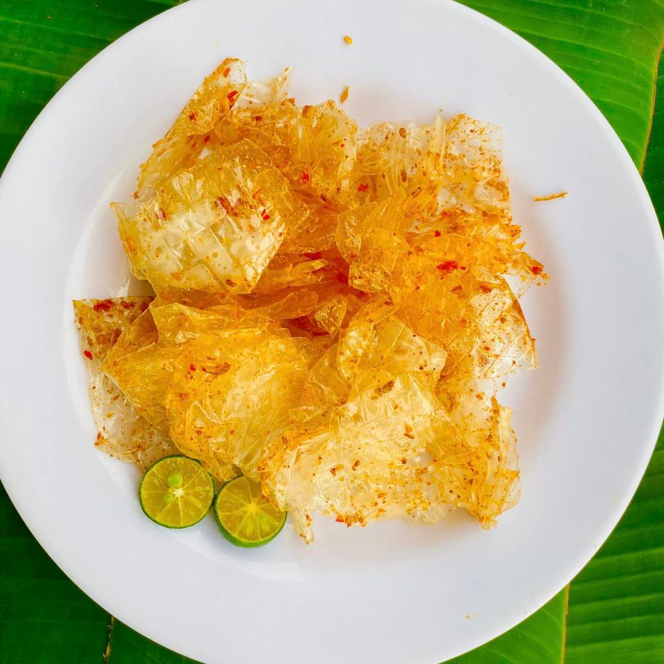 Bánh tráng phơi sương rìa dẻo mỏng vò muối tôm sate siêu cay.