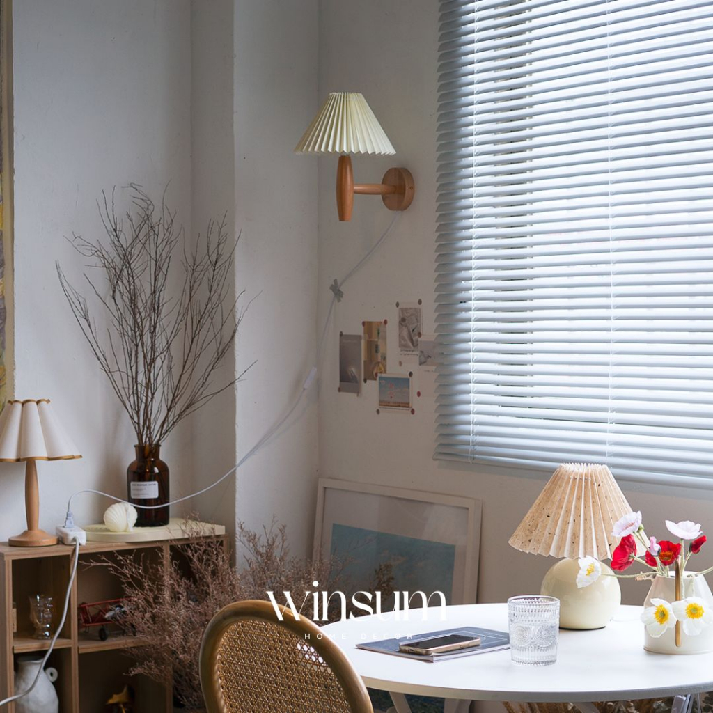 Đèn tường phong cách vintage, chụp đèn vải xếp li, thân gỗ sồi - winsum.decor