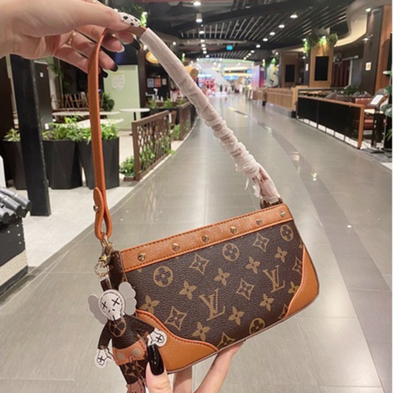 Túi Xánh Nữ Túi kẹp nách L.V kèm gấu thời trang mới, Mã T 29