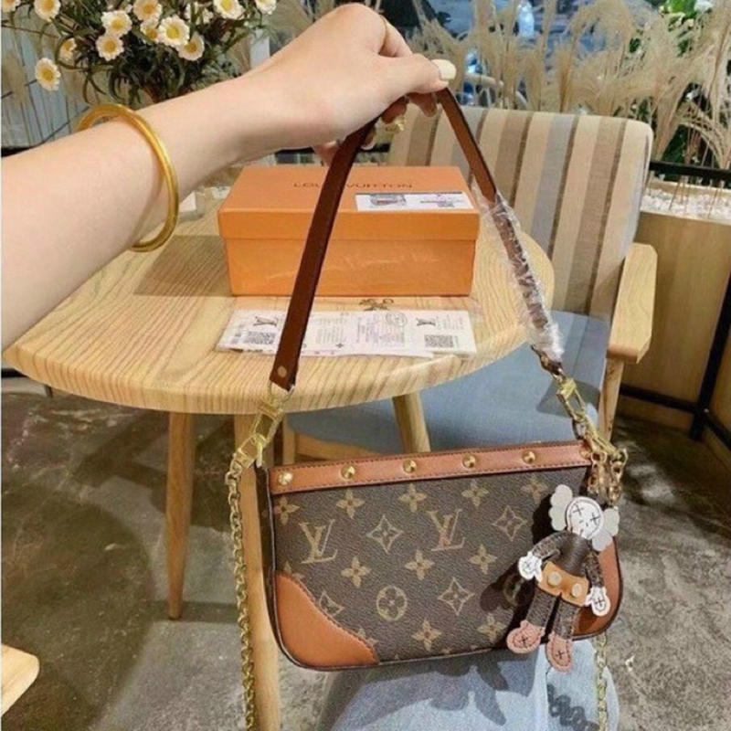 Túi Xánh Nữ Túi kẹp nách L.V kèm gấu thời trang mới, Mã T 29