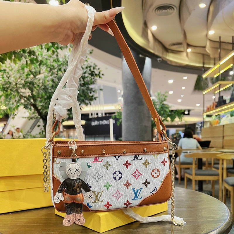 Túi Xánh Nữ Túi kẹp nách L.V kèm gấu thời trang mới, Mã T 29