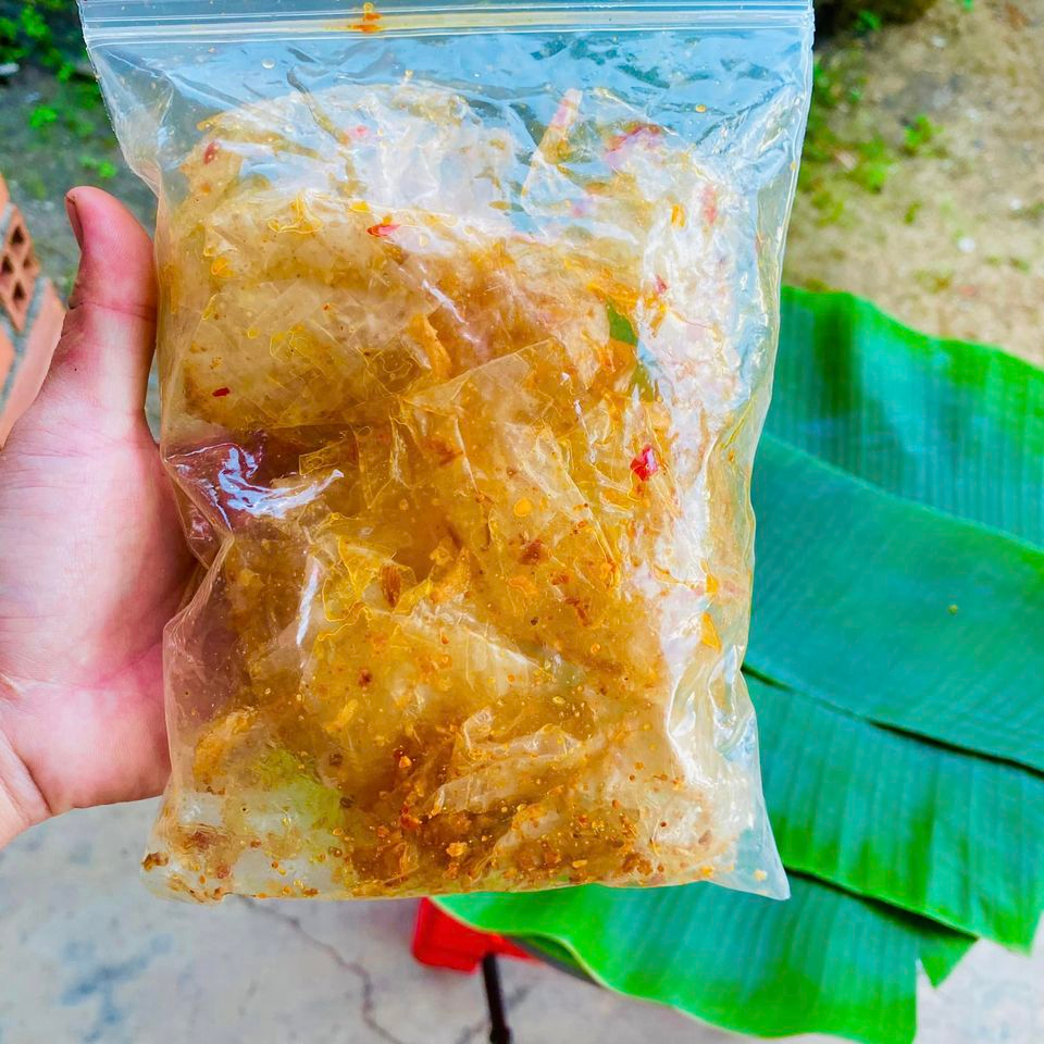 Bánh tráng phơi sương rìa dẻo mỏng vò muối tôm sate siêu cay.