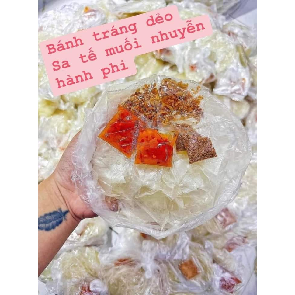 Bánh tráng phơi sương rìa dẻo mỏng vò muối tôm sate siêu cay.