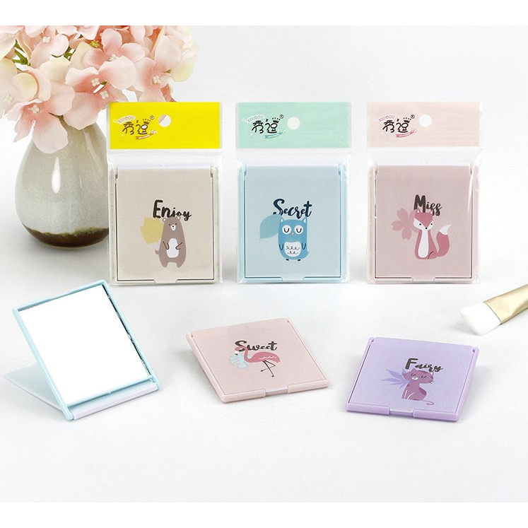 Gương trang điểm mini kèm lược bỏ túi in hình dễ thương