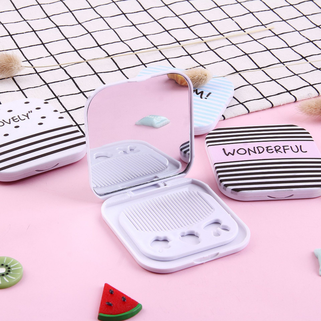 Gương trang điểm mini kèm lược bỏ túi in hình dễ thương