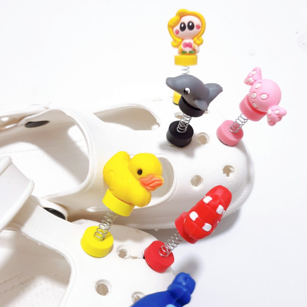Sticker trang trí dép sục dép quai ngang có lỗ dạng lò xo