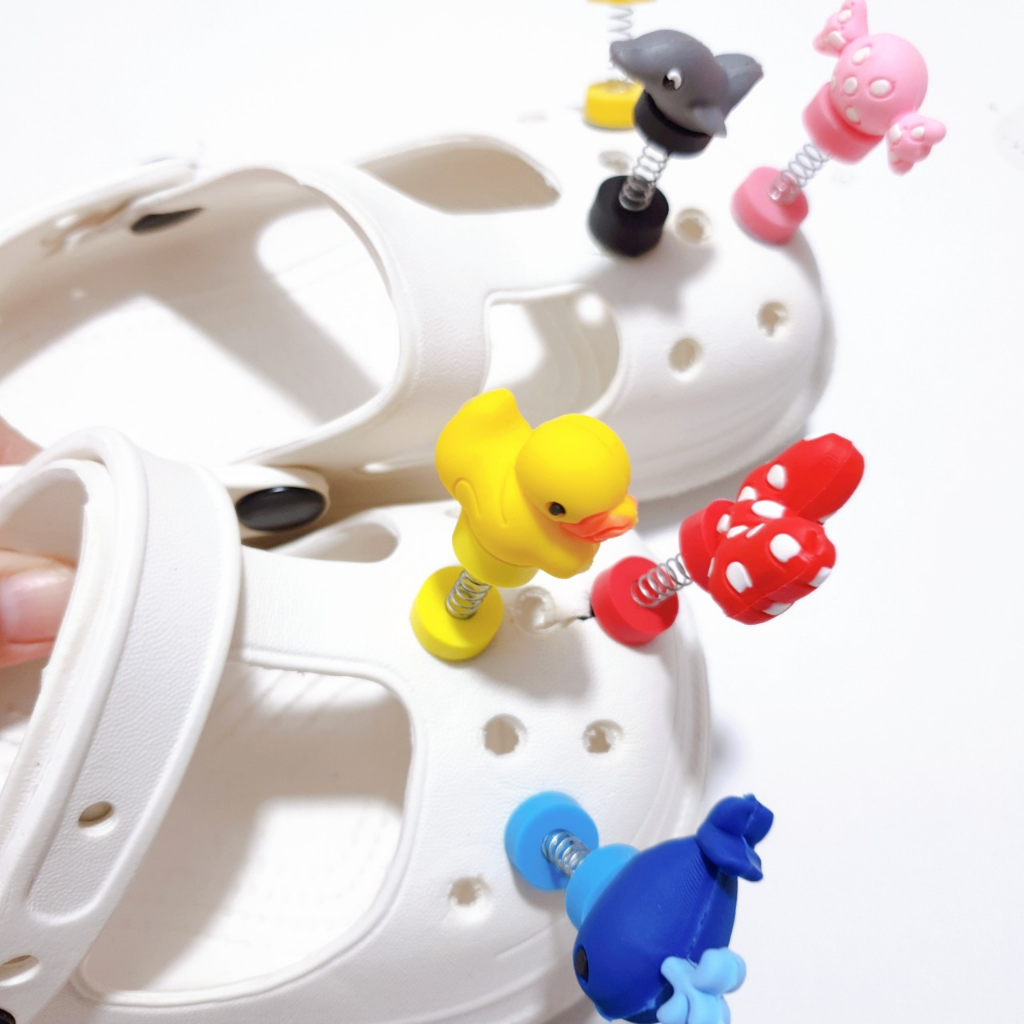 Sticker trang trí dép sục dép quai ngang có lỗ dạng lò xo
