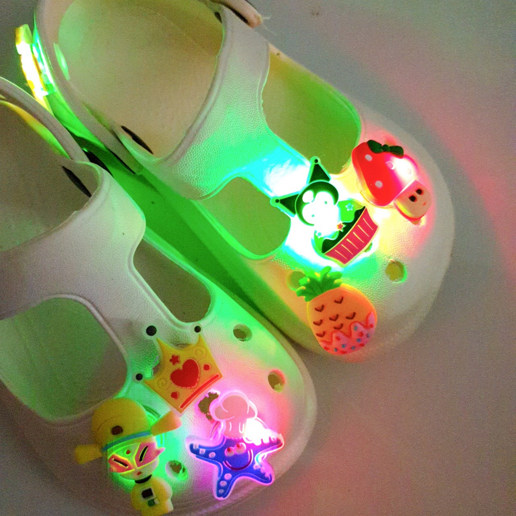 Đèn led - Sticker trang trí dép sục có lỗ dạng đèn nhấp nháy giá rẻ