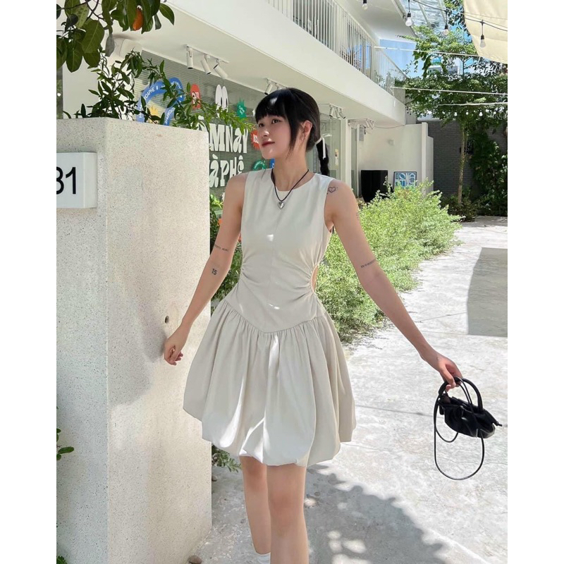 Đầm sát nách khoét eo tùng bí 2 màu trắng đen dễ thương