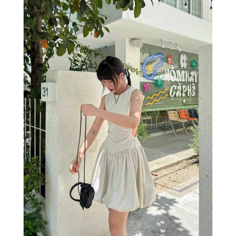 Đầm sát nách khoét eo tùng bí 2 màu trắng đen dễ thương