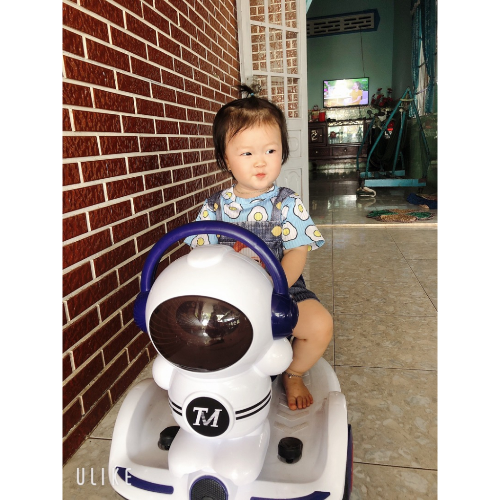 Xe máy điện cho bé, Xe ô tô điện trẻ em cân bằng xoay 360 độ có nhạc đèn hình Robot