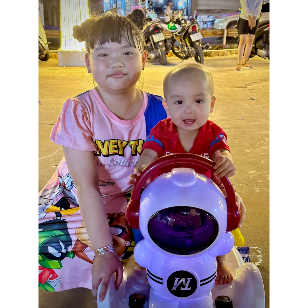 Xe máy điện cho bé, Xe ô tô điện trẻ em cân bằng xoay 360 độ có nhạc đèn hình Robot