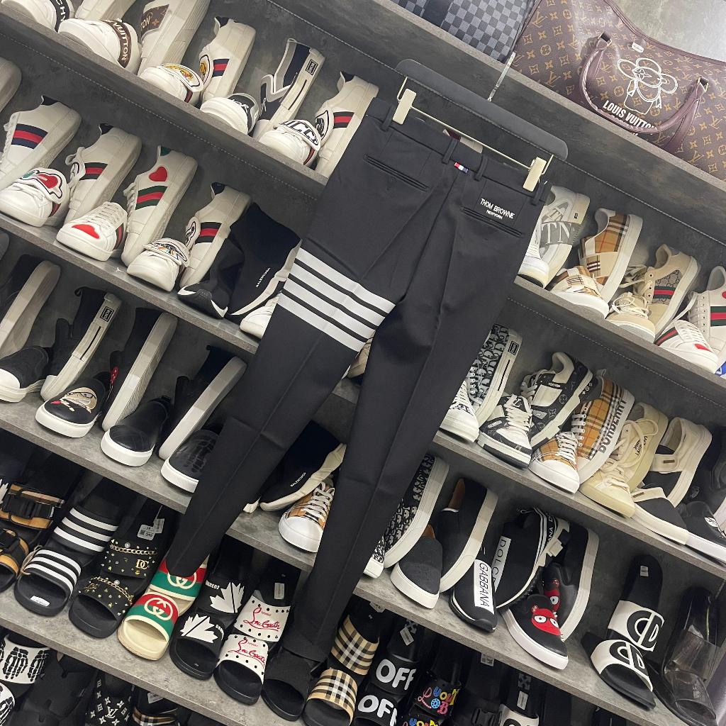 Quần âu nam Thom Browne in 4 sọc xám đùi phối thêu chữ túi sau vạch kẻ lưng eo boy phố hàn quốc mặc cực đẹp 2023