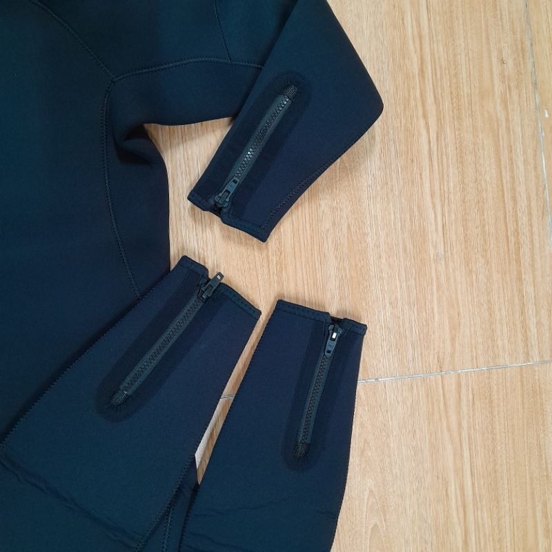 Đồ lặn nam liền mũ 5mm Ouzo BCM5002 có sọc vàng ở cánh tay, có dây kéo cổ tay cổ chân, dây kéo phía trước nam tính