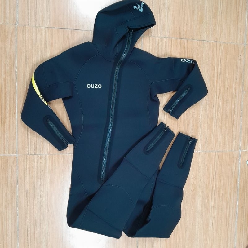 Đồ lặn nam liền mũ 5mm Ouzo BCM5002 có sọc vàng ở cánh tay, có dây kéo cổ tay cổ chân, dây kéo phía trước nam tính