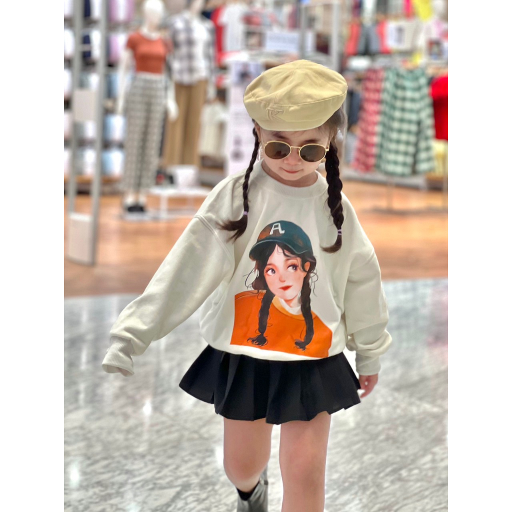 Áo nỉ cổ tròn cho bé hình cô gái mũ xanh, áo sweater trẻ em,TP KIDS,