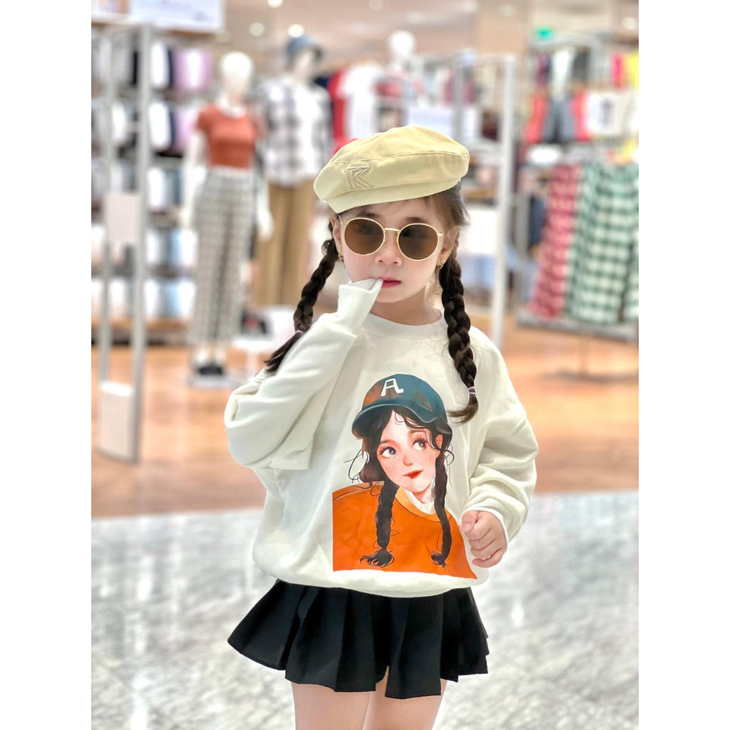 Áo nỉ cổ tròn cho bé hình cô gái mũ xanh, áo sweater trẻ em,TP KIDS,