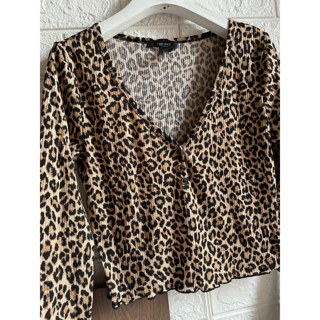 Áo thun họa tiết beo Forever 21