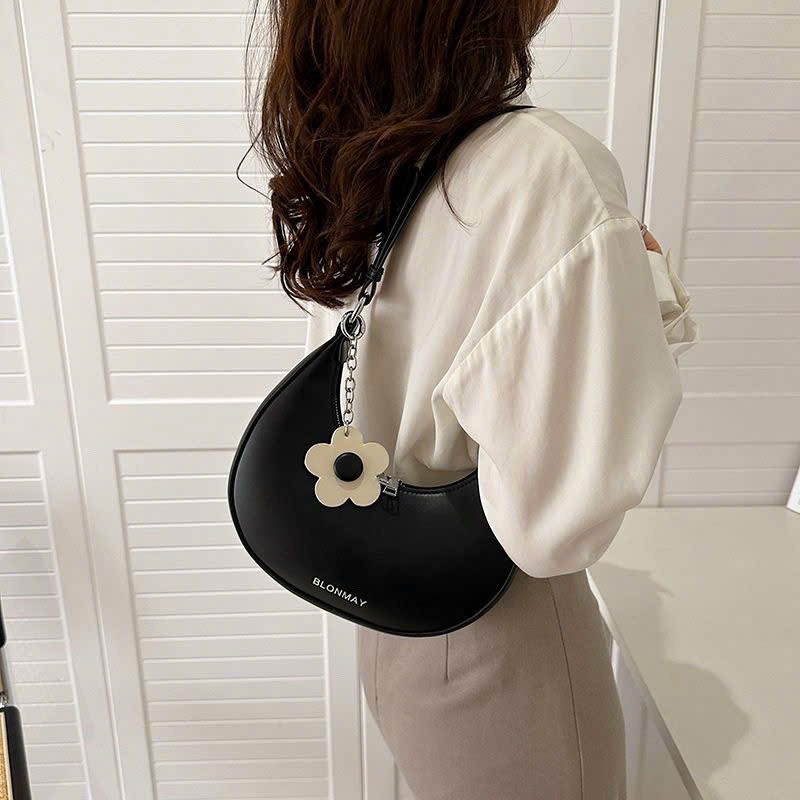 Túi xách nữ kẹp nách đeo vai da trơn dáng bầu kèm Móc Hoa