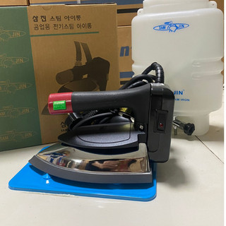 Bàn là hơi nước, bàn ủi công nghiệp Samjin ST-530B(1 bàn là  + 1 bình treo + 1  đế đặt bàn là + 01 tất là)