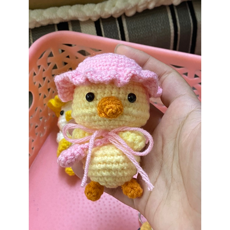 Móc khoá gà con má bánh bao đội nón/ mũ bèo cột dây nơ bằng len nhồi bông siêu dễ thương a