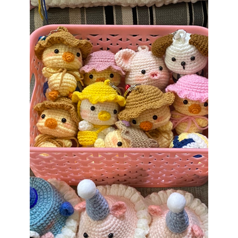 Móc khoá gà con má bánh bao đội nón/ mũ bèo cột dây nơ bằng len nhồi bông siêu dễ thương a