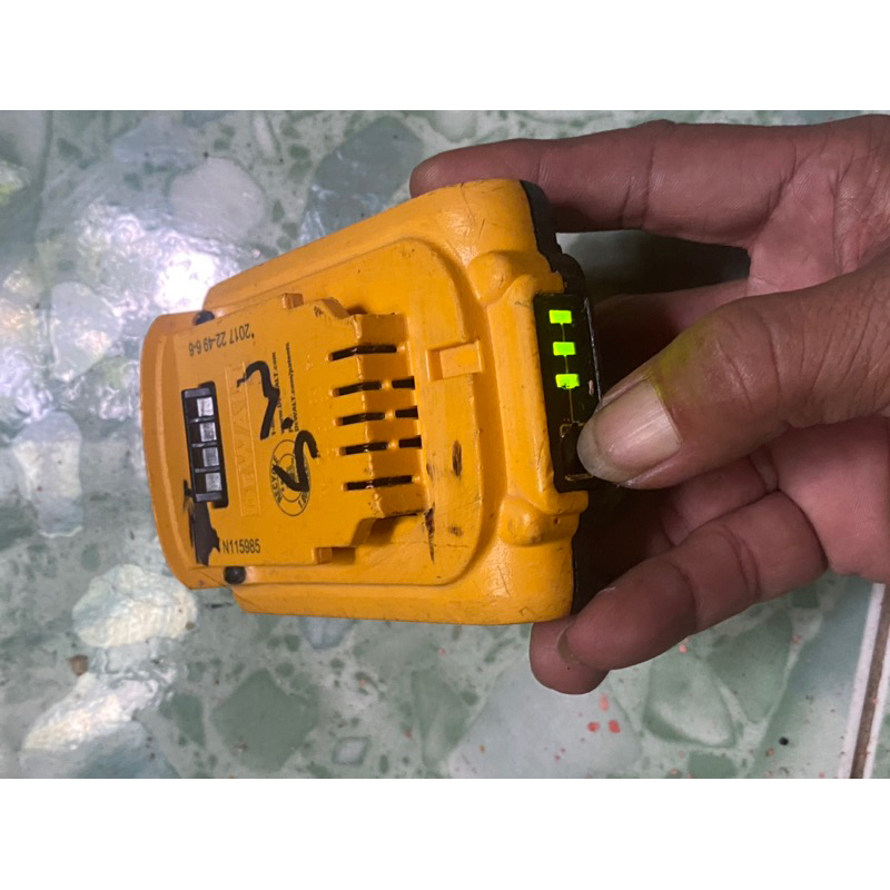 Pin zin bãi nhật Dewalt 20v sạc xã ok