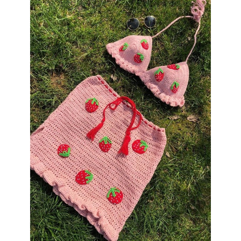 Set áo bikini kèm chân váy len móc hoạ tiết trái dâu by Minh Thư Handmade