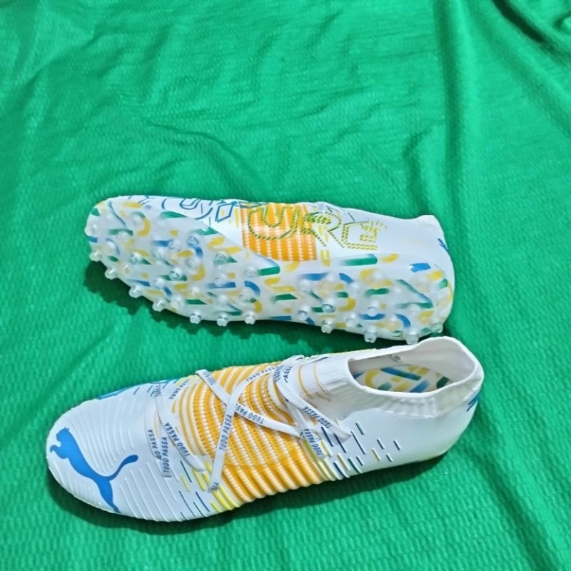 Giày Bóng Đá Sân Cỏ Nhân Tạo Pume trắng