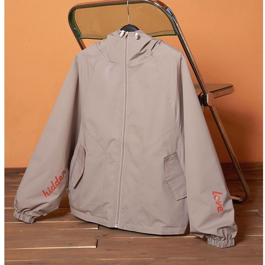 Áo Khoác Gió LeH Mũ Liền Tay Cánh Dơi Bo Tay In Chữ H65I21T008