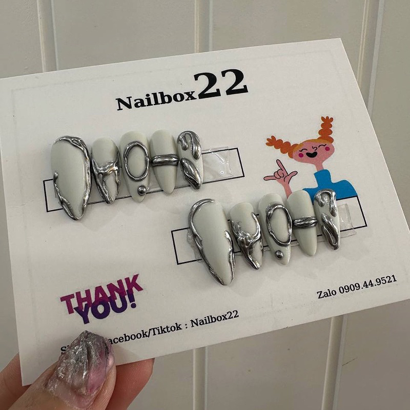 Nailbox  -Móng giả thiết kế thủ công Mẫu nude tráng gương bạc sang xịn mịn😎🖤 Fake nails