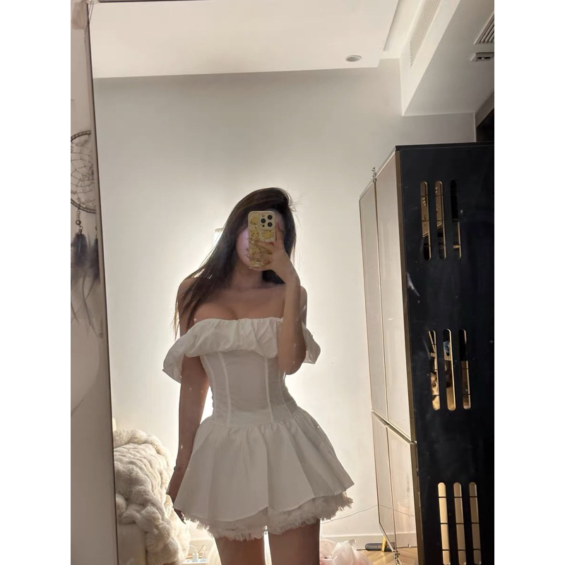 Áo trắng trễ vai màu trắng kèm chân váy chữ A