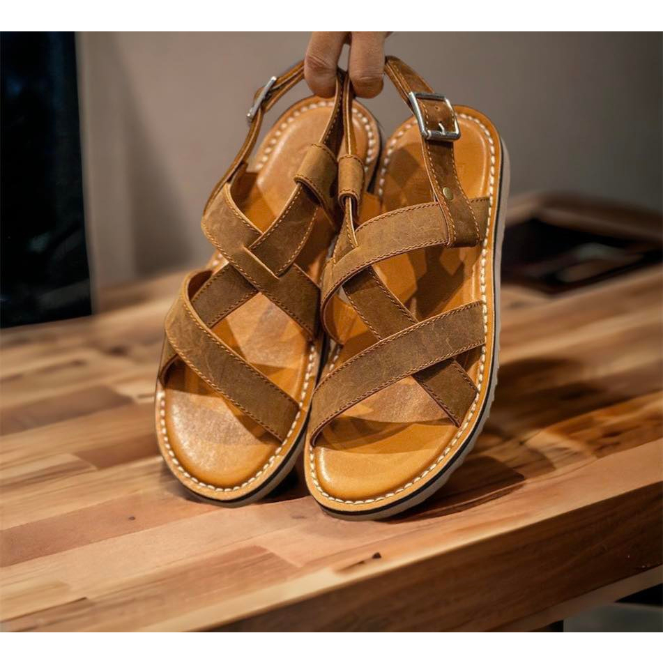 Dép sandals chiến binh nam da bò. Đế cao su chống trơn trượt, may viền xung quanh chắc chắn