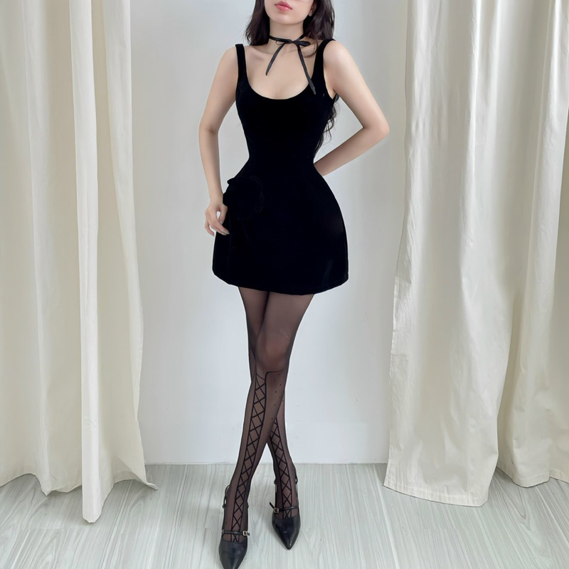 Đầm Cổ U Xoè Bông Hoa Vải Cách Điệu Xinh Xắn