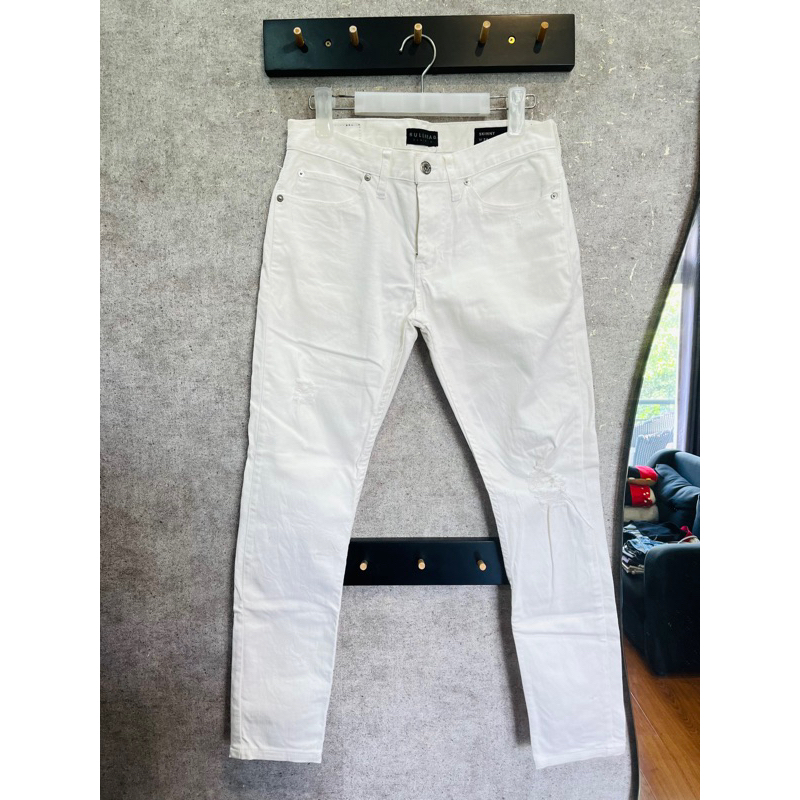 Quần jean trắng rách gối