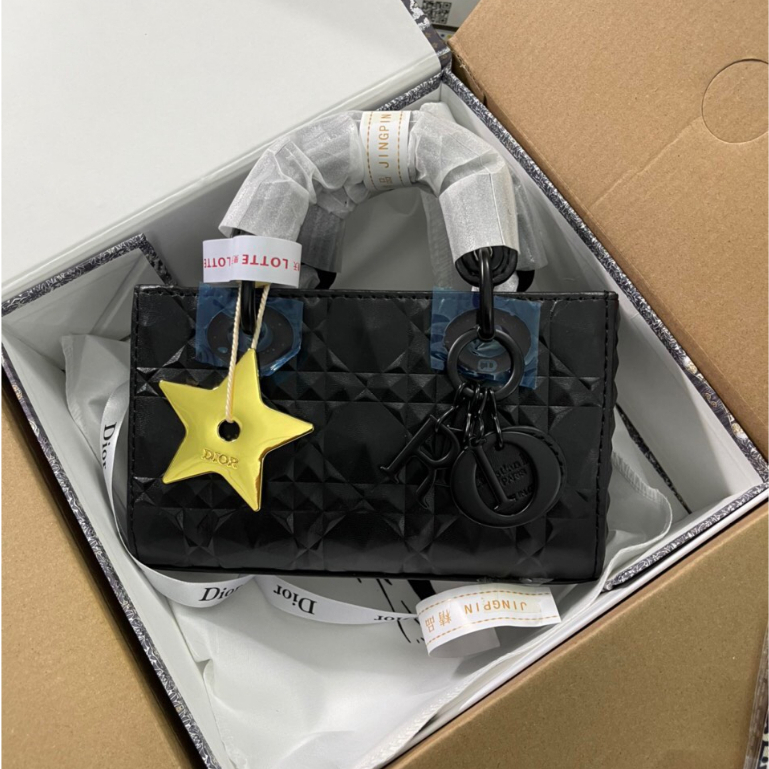 Túi đi ô size 18cm vân kim cương da lì kèm dây đeo chéo full bocx nam châm chuẩn loại 1 MTA27-004-00