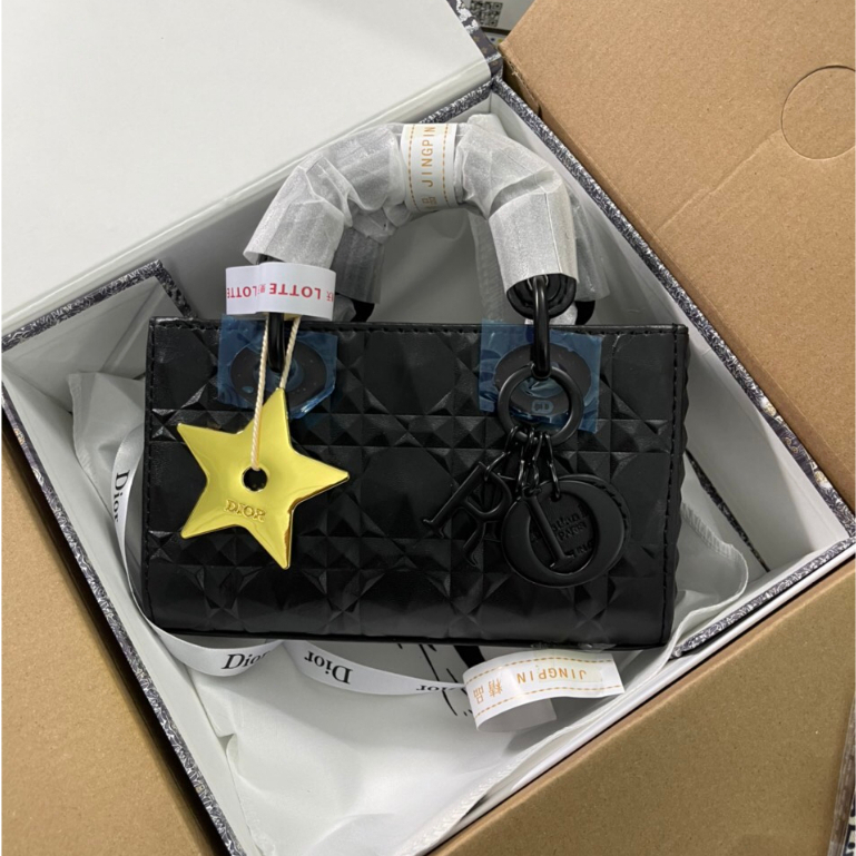 Túi đi ô size 18cm vân kim cương da lì kèm dây đeo chéo full bocx nam châm chuẩn loại 1 MTA27-004-00