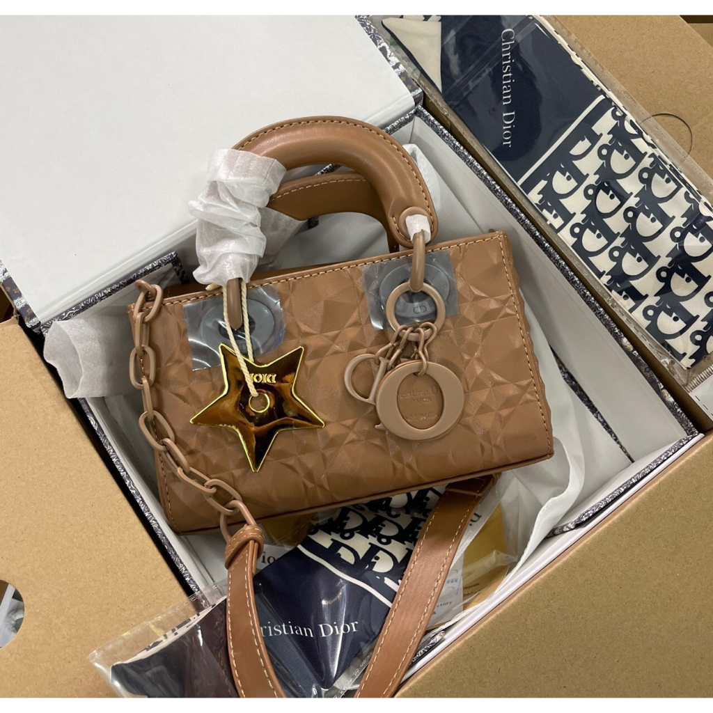 Túi đi ô size 18cm vân kim cương da lì kèm dây đeo chéo full bocx nam châm chuẩn loại 1 MTA27-004-00