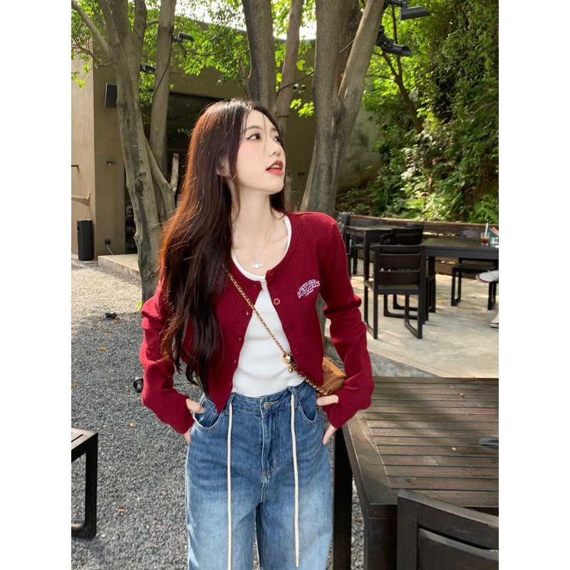 Áo khoác cardigan Herbi dài tay dáng ngắn màu đỏ in chữ phong cách hàn quốc thời trang nữ