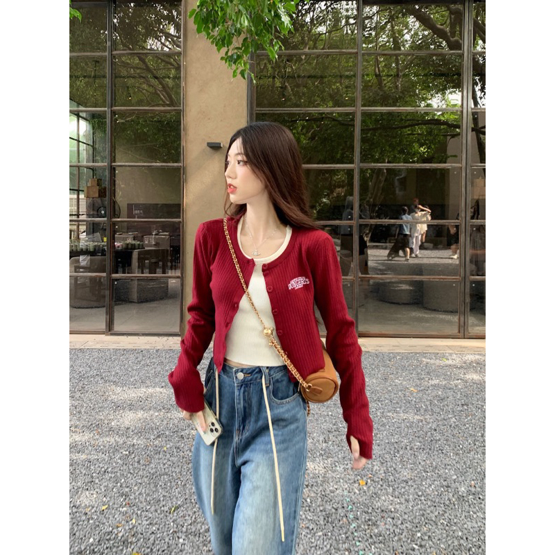 Áo khoác cardigan Herbi dài tay dáng ngắn màu đỏ in chữ phong cách hàn quốc thời trang nữ