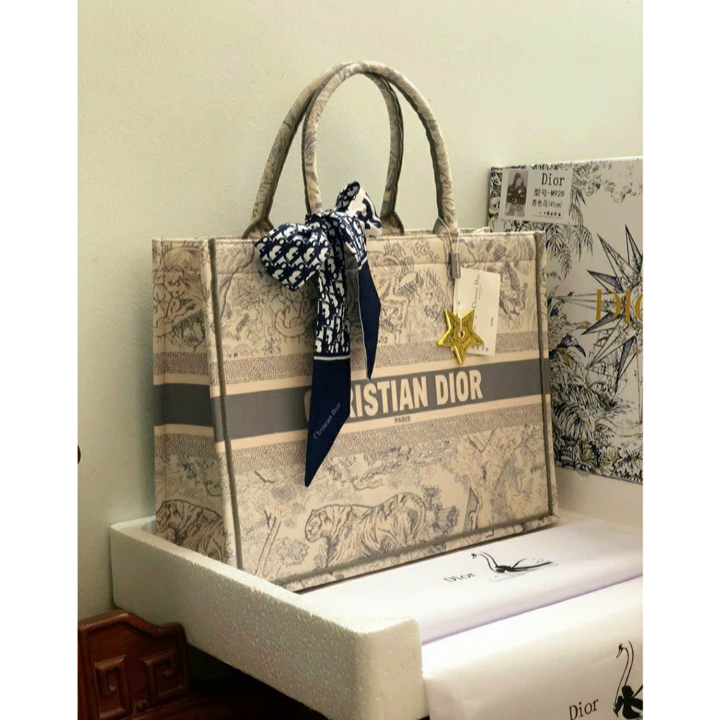 Túi Xách CD Công Sở Size 36,40 Bản Hai Mặt Phối Hoạ Tiết Hàng Cao Cấp Fullbocx Nguyên Siu Sịn Sò-9--400-00