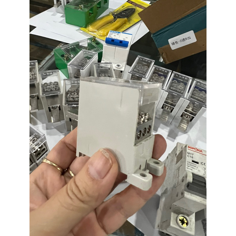 Hộp đấu át đa đầu ra