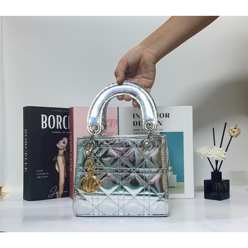 Túi xách tay đeo chéo DIO tặng kèm chùm móc khoá DIO size 19 T900