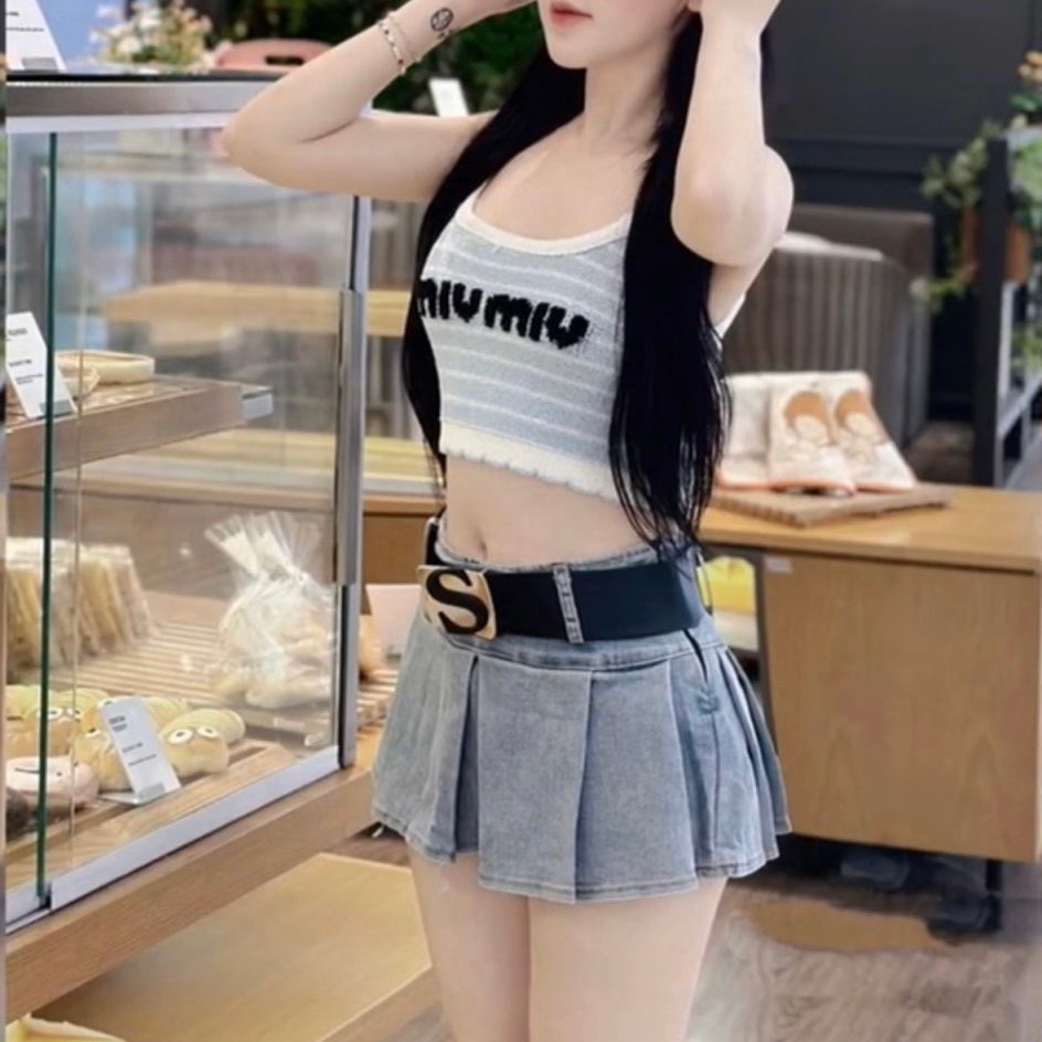 Chân váy jean xếp ly ngắn đai chữ S lưng cao có quần bò bảo vệ co dãn fitform chuẩn wash màu QC3698 - Hottrend 2024