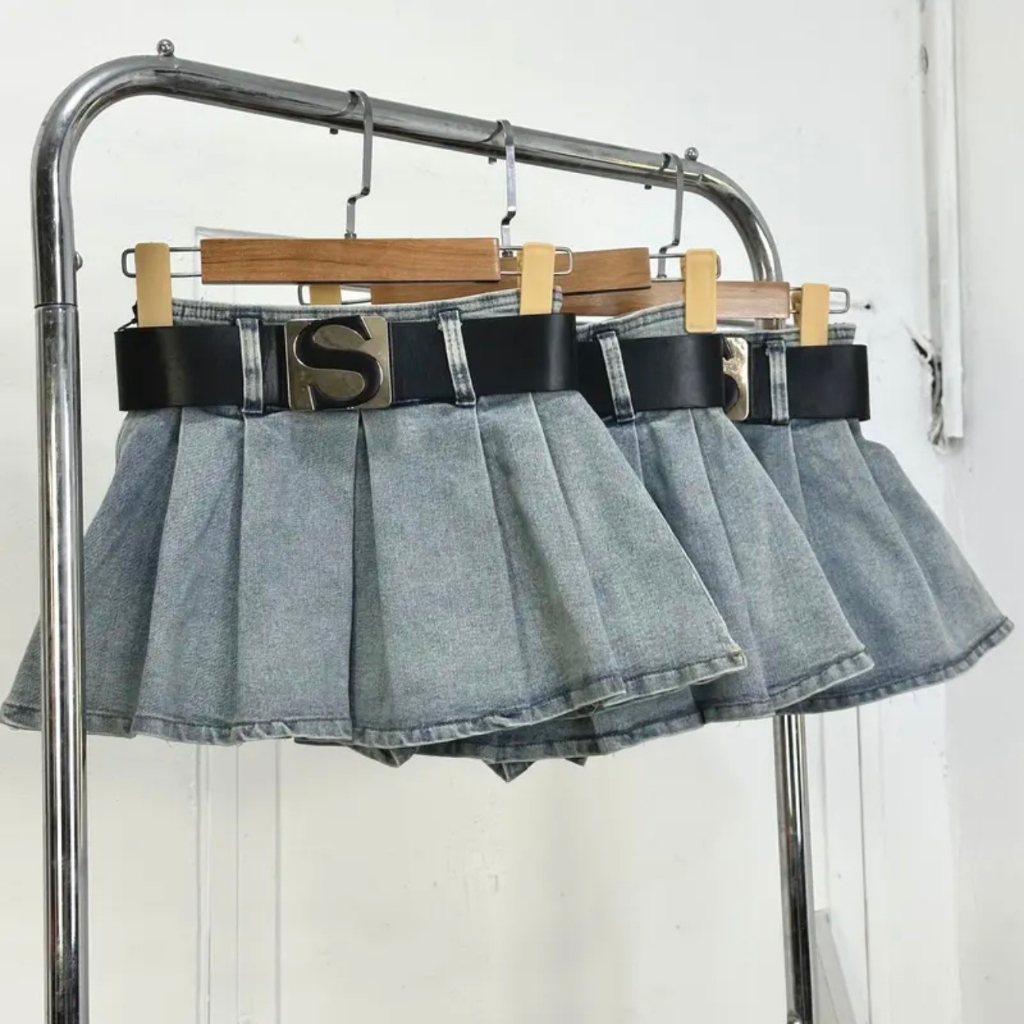 Chân váy jean xếp ly ngắn đai chữ S lưng cao có quần bò bảo vệ co dãn fitform chuẩn wash màu QC3698 - Hottrend 2024