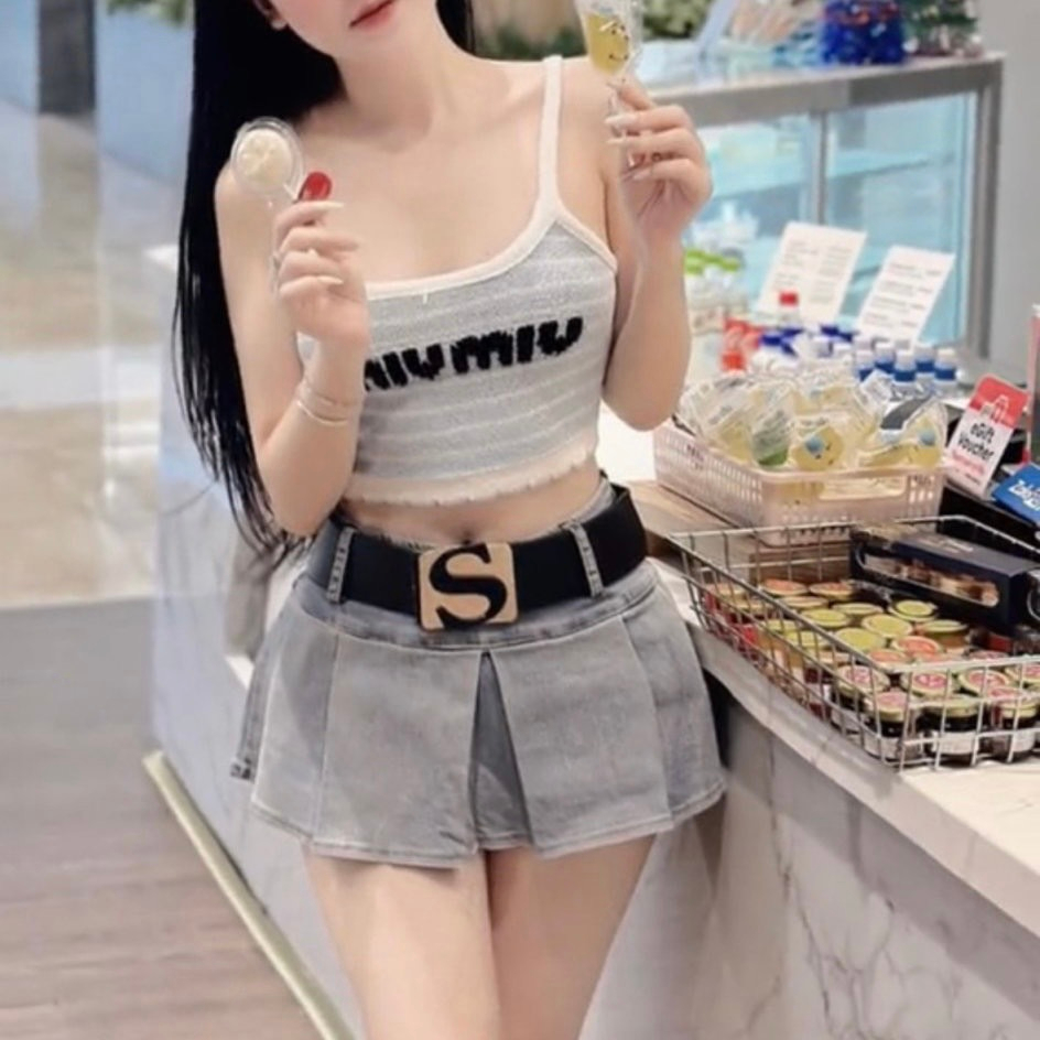 Chân váy jean xếp ly ngắn đai chữ S lưng cao có quần bò bảo vệ co dãn fitform chuẩn wash màu QC3698 - Hottrend 2024