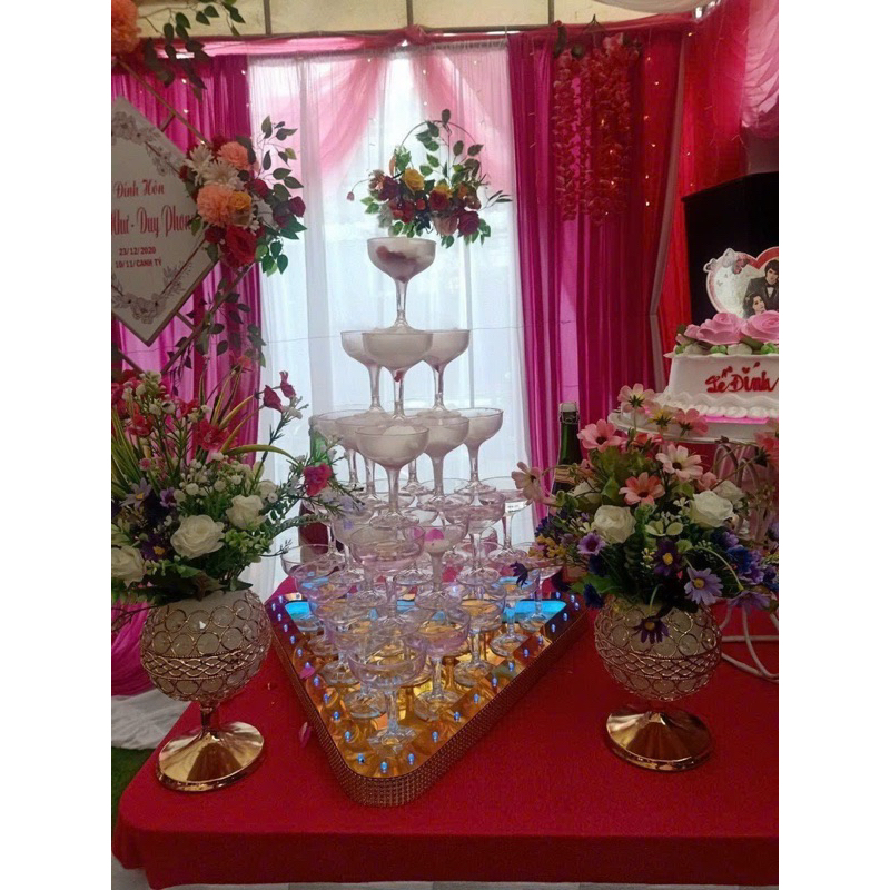 Tháp ly tam giác đám cưới