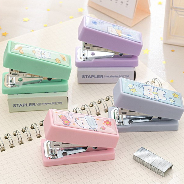 Dập ghim mini nhiều màu dễ thương kèm 500 ghim sẵn, bấm kim giấy kẹp ghim dễ thương cho học sinh, văn phòng